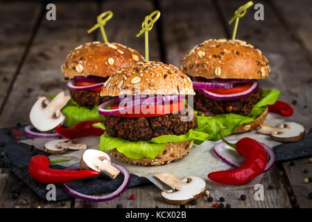 Veganer und Pilze und Linsensuppe Burger Stockfoto