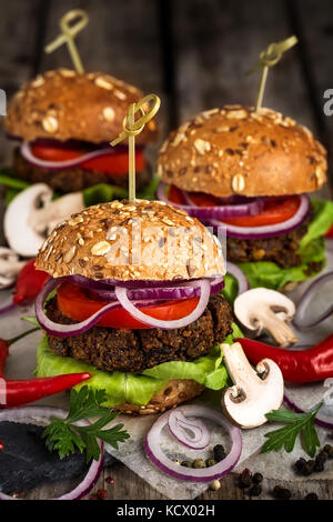 Veganer und Pilze und Linsensuppe Burger Stockfoto