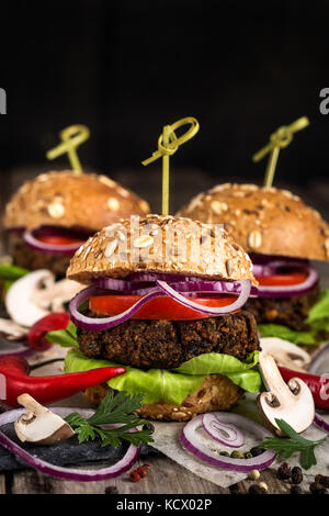 Veganer und Pilze und Linsensuppe Burger Stockfoto