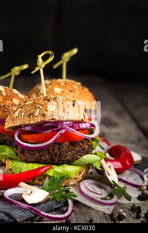 Veganer und Pilze und Linsensuppe Burger. Copyspace Hintergrund. Stockfoto