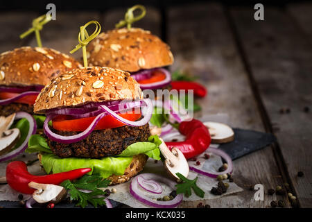 Veganer und Pilze und Linsensuppe Burger. Copyspace Hintergrund. Stockfoto