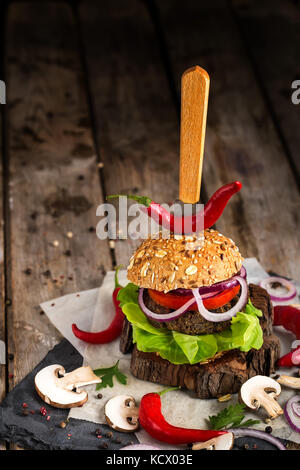 Veganer und Pilze und Linsensuppe Burger. Copyspace Hintergrund. Stockfoto