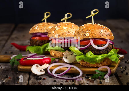 Veganer und Pilze und Linsensuppe Burger Stockfoto