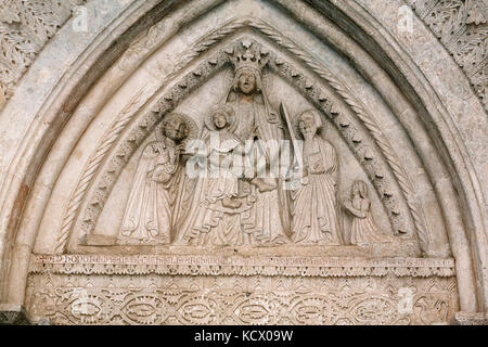 Italien Apulien Monte Sant' Angelo: Heiligtum San Michele Arcangelo: rechte Klappe Portal: Madonna mit Kind zwischen den Heiligen Petrus und Paulus Stockfoto