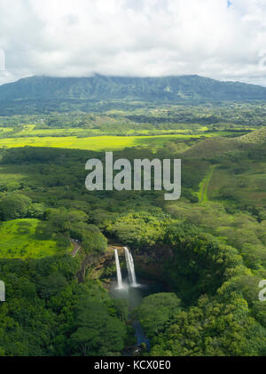 Luftaufnahme von Wailua Wasserfälle, Kauai, an einem bewölkten Tag Hawaii. Stockfoto