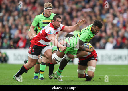 Northampton Saints’ Courtney Lawes wird von Gloucesters Val Rapava Ruskin und Jeremy Thrush während des Aviva Premiership Matches im Kingsholm Stadium in Gloucester angegriffen. DRÜCKEN SIE ASSOZIATION Foto. Bilddatum: Samstag, 7. Oktober 2017. Siehe PA Story RUGBYU Gloucester. Das Foto sollte lauten: David Davies/PA Wire. EINSCHRÄNKUNGEN: Nur redaktionelle Verwendung. Keine kommerzielle Verwendung. Stockfoto