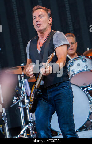 Zurich Schweiz. 09. Juli 2012. Bruce Springsteen führt live auf der Bühne im Stadion Letzigrund während der 'Wrencking Ball Tour" Stockfoto