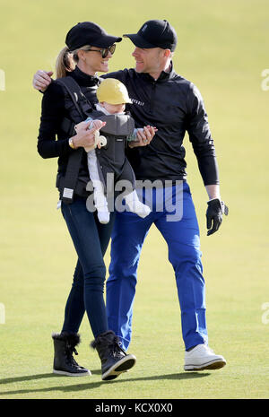 Ronan Keating und Frau Storm mit Baby Cooper am dritten Tag der Alfred Dunhill Links Championship in Kingbarns auf dem 9. Loch. DRÜCKEN SIE VERBANDSFOTO. Bilddatum: Samstag, 7. Oktober 2017. Siehe PA Geschichte GOLF Dunhill. Bildnachweis sollte lauten: Jane Barlow/PA Wire. . Stockfoto