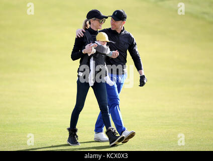 Ronan Keating und Frau Storm mit Baby Cooper am 9. Loch am dritten Tag der Alfred Dunhill Links Championship in Kingbarns. Stockfoto