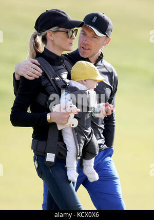 Ronan Keating und Frau Storm mit Baby Cooper am 9. Loch am dritten Tag der Alfred Dunhill Links Championship in Kingbarns. Stockfoto