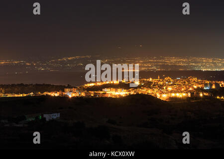 Nacht lentini Stadt Blick in Richtung von der Straße auf die See und Vulkan Ätna (Siracusa, Sizilien, Italien) Stockfoto