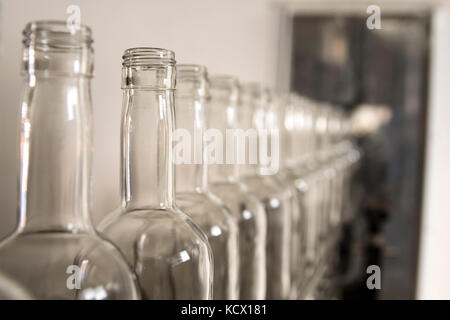 Whiskey Whisky und Brandy Distillery. Leere Glasflaschen. Stockfoto