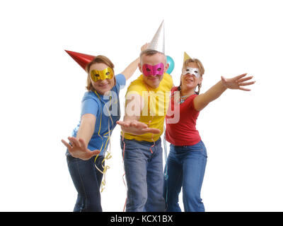 Gruppe von Freunden Spaß an der Party tragen Papiermembran Kappen und Masken - auf weißen isoliert Stockfoto