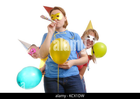 Eine Gruppe von Freunden eine gute Zeit bei Party tragen Papiermembran Kappen und Masken - auf weißen isoliert Stockfoto