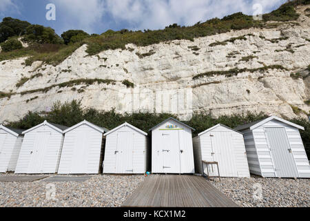 Strandhütten am Kiesstrand unter weißen Klippen, Bier, Devon, England, Großbritannien, Europa Stockfoto