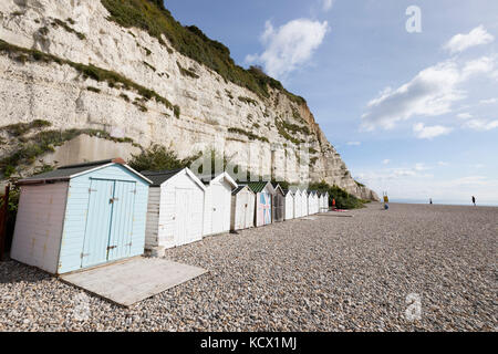 Strandhütten am Kiesstrand unter weißen Klippen, Bier, Devon, England, Großbritannien, Europa Stockfoto