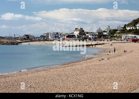 Shingle Beach und die Altstadt, Lyme Regis, Dorset, England, Vereinigtes Königreich, Europa Stockfoto