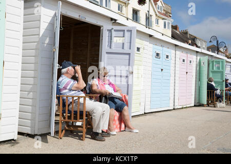 Paar saßen draußen Beach Hut an der Marine Parade, Lyme Regis, Dorset, England, Vereinigtes Königreich, Europa Stockfoto