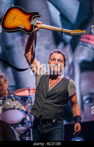 Zurich Schweiz. 09. Juli 2012. Bruce Springsteen führt live auf der Bühne im Stadion Letzigrund während der 'Wrencking Ball Tour" Stockfoto