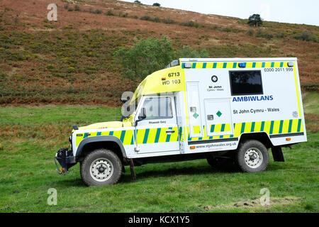 St. Johns Ambulanz mit einem umgebauten Land Rover im ländlichen Powys Wales Großbritannien Stockfoto