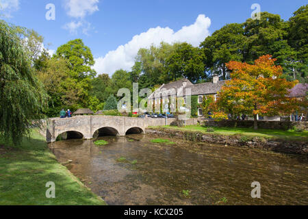 Fluß Coln und Swan Hotel, Bibury, Cotswolds, Gloucestershire, England, Vereinigtes Königreich, Europa Stockfoto