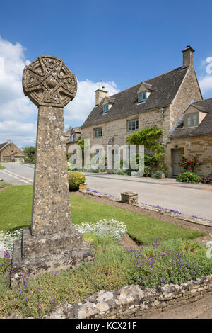 Cotswold Stone Cottages und steinernen Kreuz in Icomb Dorf, Icomb, Cotswolds, Gloucestershire, England, Vereinigtes Königreich, Europa Stockfoto