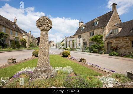 Cotswold Stone Cottages und steinernen Kreuz in Icomb Dorf, Icomb, Cotswolds, Gloucestershire, England, Vereinigtes Königreich, Europa Stockfoto