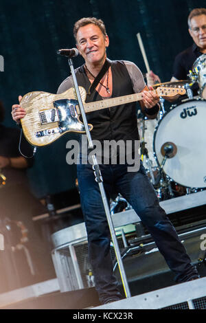 Zurich Schweiz. 09. Juli 2012. Bruce Springsteen führt live auf der Bühne im Stadion Letzigrund während der 'Wrencking Ball Tour" Stockfoto