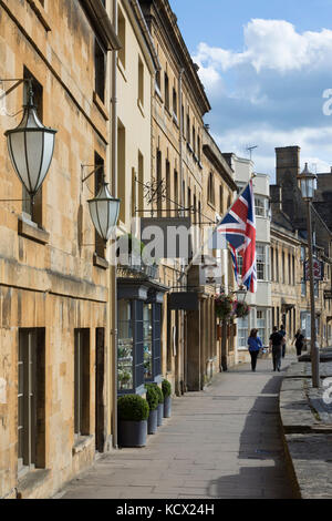 Blick entlang der High Street mit C R Ashbee design Lampen auf Hauswand, Chipping Campden, Cotswolds, Gloucestershire, England, Vereinigtes Königreich Stockfoto