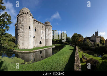 Ruinen von Nunney Castle und All Saint's Church, Nunney, in der Nähe von Frome, Somerset, England, Vereinigtes Königreich, Europa Stockfoto