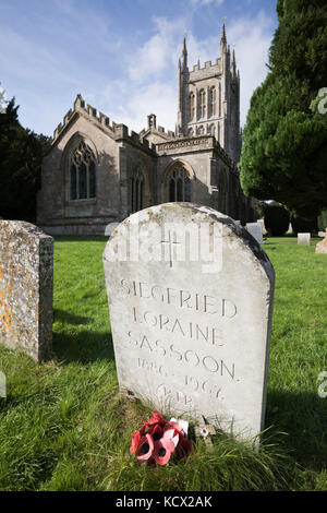 Grab des berühmten Dichters Siegfried Sassoon aus dem Ersten Weltkrieg auf dem Kirchhof der St. Andreas-Kirche, Mells, bei Frome, Somerset, England, Vereinigtes Königreich Stockfoto