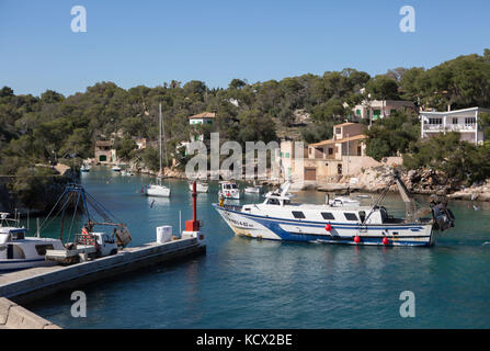 Fischerboot in der Bucht von Cala Figuera, Mallorca, Balearen, Spanien. Stockfoto