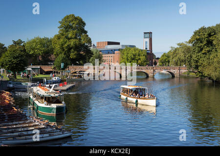 Tour Boot auf dem Fluss Avon mit der Royal Shakespeare Theatre, Stratford-upon-Avon, Warwickshire, England, Vereinigtes Königreich, Europa Stockfoto