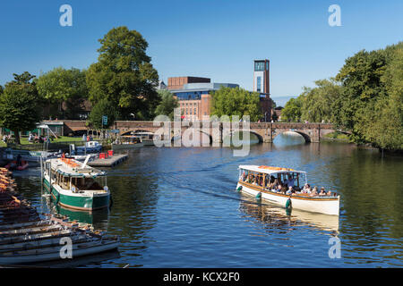 Tour Boot auf dem Fluss Avon mit der Royal Shakespeare Theatre, Stratford-upon-Avon, Warwickshire, England, Vereinigtes Königreich, Europa Stockfoto