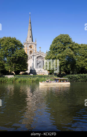 Kirche der Heiligen Dreifaltigkeit (Shakespeare's Grabstätte) auf dem Fluss Avon mit Boot, Stratford-upon-Avon, Warwickshire, England, Vereinigtes Königreich, Europa Stockfoto