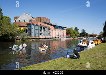 Rudern Boote auf dem Fluss Avon mit der Royal Shakespeare Theatre, Stratford-upon-Avon, Warwickshire, England, Vereinigtes Königreich, Europa Stockfoto