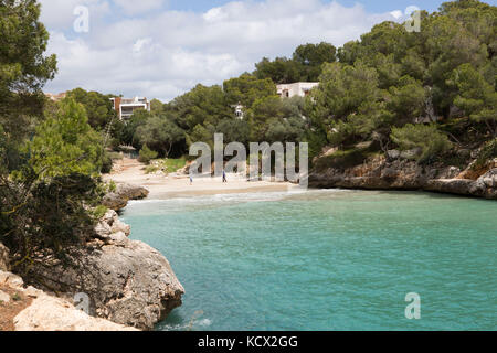 Blick auf den Strand von Cala Serena, Cala d'Or, Mallorca, Balearen, Spanien. Stockfoto