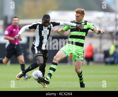 Jonathan Forte von Notts County und Mark Roberts von Forest Green Rovers während des Spiels in der Meadow Lane, Nottingham. Stockfoto