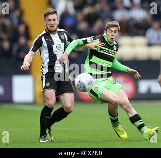 Notts County's Matt Tootle und Forest Green Scott Rovers Scott Laird während des Spiels in der Meadow Lane, Nottingham. Stockfoto