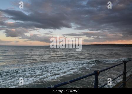 Wolkiger Abendhimmel über Filey Bay, North Yorkshire UK Stockfoto