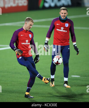 Die englischen Torhüter Joe Hart (links) und Jack Butland während des Trainings im LFF Stadium, Vilnius. Stockfoto