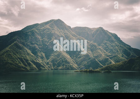 Bewölkt Sonnenaufgang über die Berge um den koman, Albanien. Stockfoto