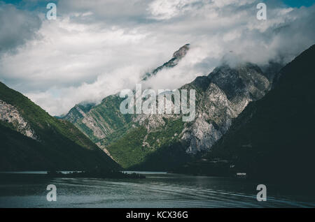 Montieren Sie die Wolken über die Berge um den koman, Albanien. Stockfoto