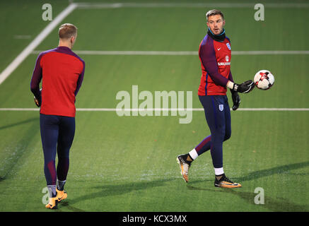 Die englischen Torhüter Joe Hart (links) und Jack Butland während des Trainings im LFF Stadium, Vilnius. Stockfoto