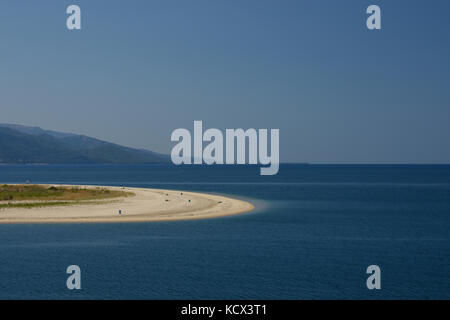 Keramoti Strand mit blauem Himmel und der Insel Thassos mit ipsarion Berg im Hintergrund, Bild von Thassos Griechenland. Stockfoto