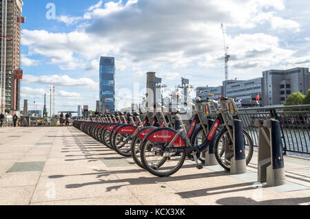 London Fahrräder, oder Boris Fahrräder, in Canary Wharf im Sommer Stockfoto