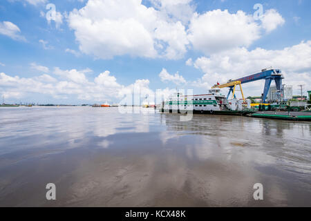 Die Fähre zwischen Ho Chi Minh City und Can Gio, Vietnam. Can Gio ist eine kleine, ruhige Stadt in der Nähe von Ho Chi Minh City, im Süden von Vietnam gelegen, kann Stockfoto