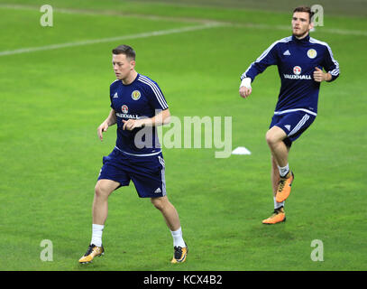 Callum McGregor aus Schottland (links) während einer Trainingseinheit im Stadion Stozice, Ljubljana. Stockfoto