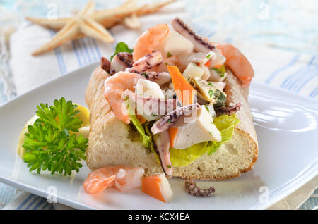 Köstliche Meeresfrüchte Salat auf italienische Ciabatta Brot Stockfoto