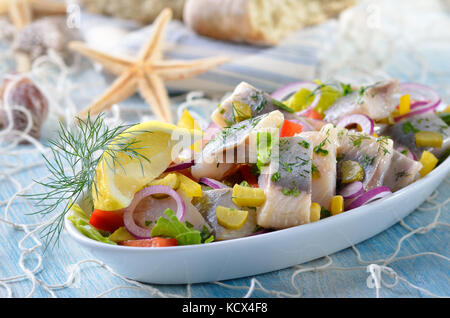 Leckeren Salat von gesalzenem Filets von weißen Hering Stockfoto